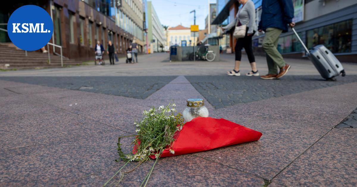 Muistokynttilä ja kukat herättävät huomiota Jyväskylän Kävelykadulla | Keski-Suomi