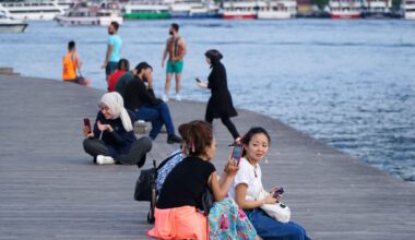 Locals and tourists using mobile phones in Istanbul. 5G will provide internet speeds 10 to 100 times faster than 4.5G, said Turkey's infrastructure minister Abdulkadir Uraloğlu