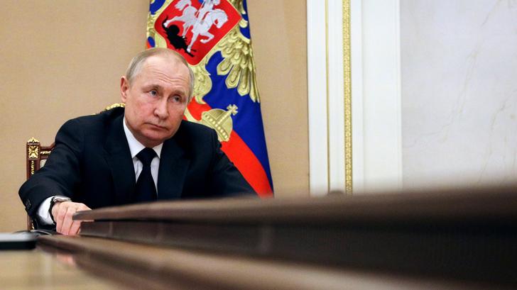 Vladimir Poutine au Kremlin, le 10 mars 2022, quelques jours après le début de l’invasion russe de l’Ukraine par ses troupes.