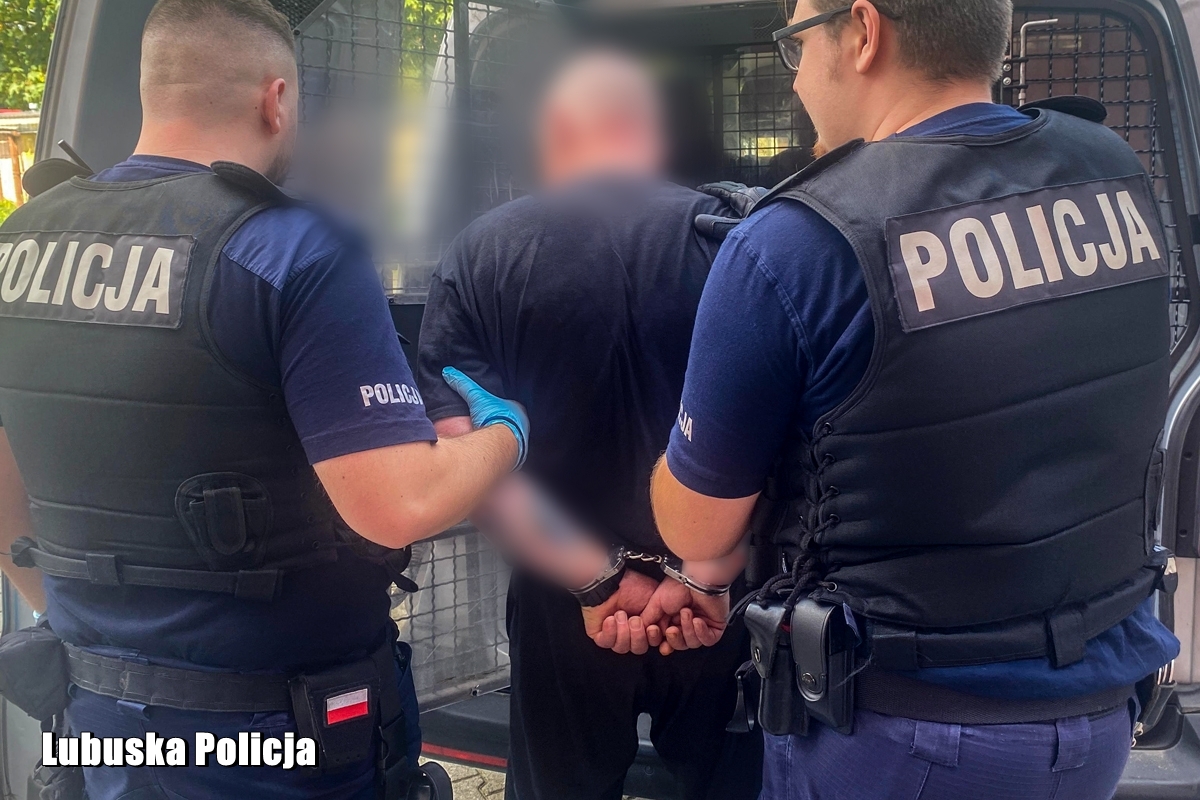 58-latek odpowie za znieważenie i uszkodzenie flag Polski - Aktualności