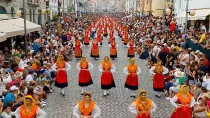 Romaria em Portugal reúne trajes e joias que somam mais de meio bilhão de reais