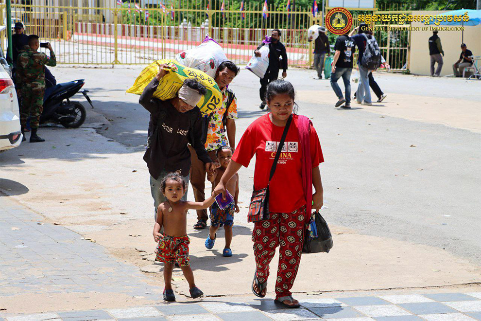 Ministries coordinating school enrolments for 50,000 children of returning Cambodian migrant workers