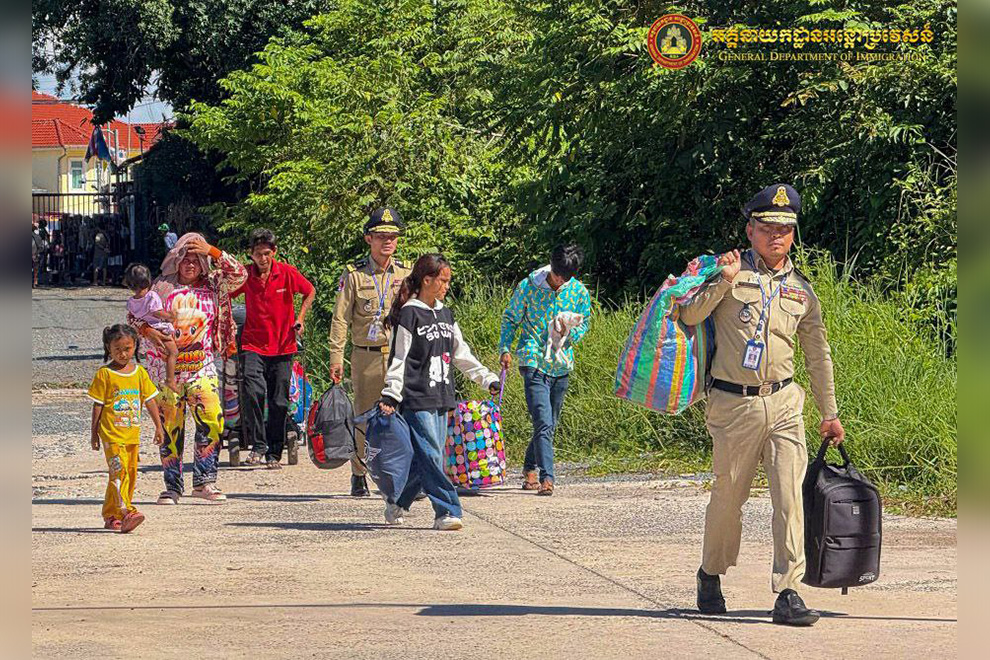 Ministries coordinating school enrolments for 50,000 children of returning Cambodian migrant workers