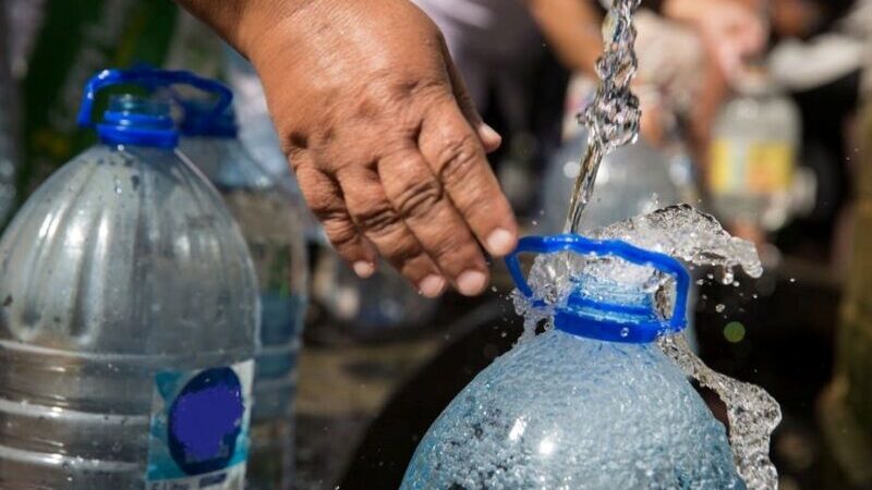 A warning sign in Tehran highlights the city’s severe water crisis as reservoirs run dry and authorities consider rationing amid historic drought conditions. (Source: IRNA)