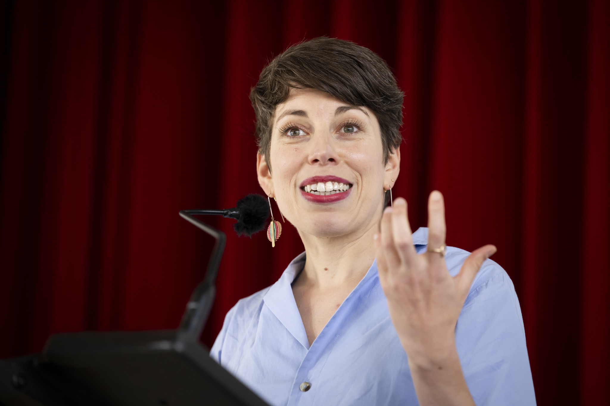 Lisa Mazzone, présidente des Verts Suisse, s’exprime devant un pupitre à l’assemblée des délégués, Vicques, 23 août 2025. Lisa Mazzone, présidente des Verts Suisse, s’exprime devant un pupitre à l’assemblée des délégués, Vicques, 23 août 2025.