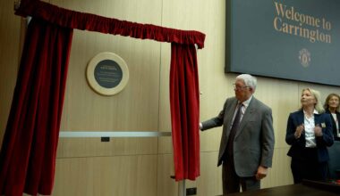 Sir Alex Ferguson unveils Carrington plaque for Kath Phipps - Manchester United Website