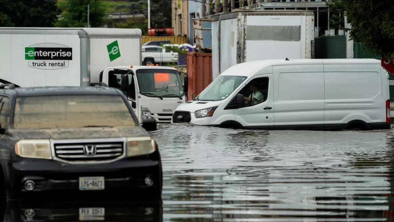 Heavy flash flooding hits New York City 🌧️ • FRANCE 24 English