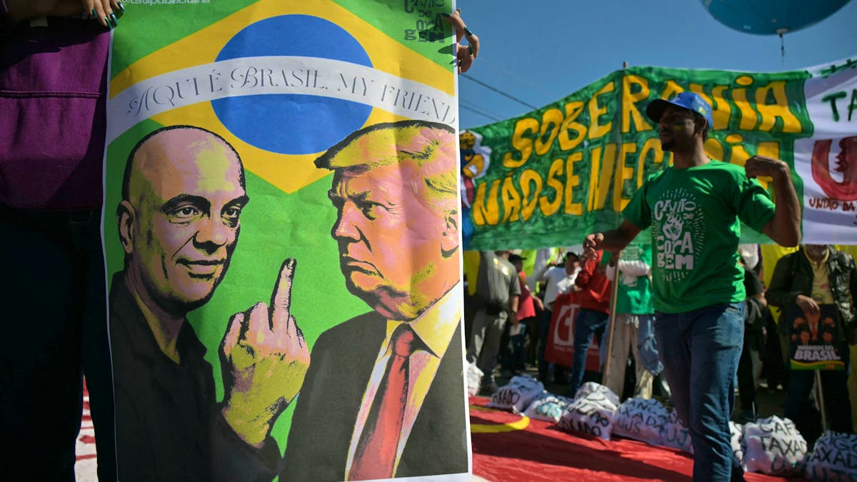 Brésil: le juge chargé du procès Bolsonaro tient tête à Washington