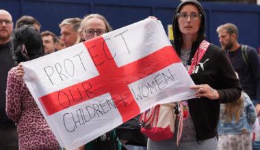 Protesters tried to break into Canary Wharf asylum hotel, police say - London Evening Standard