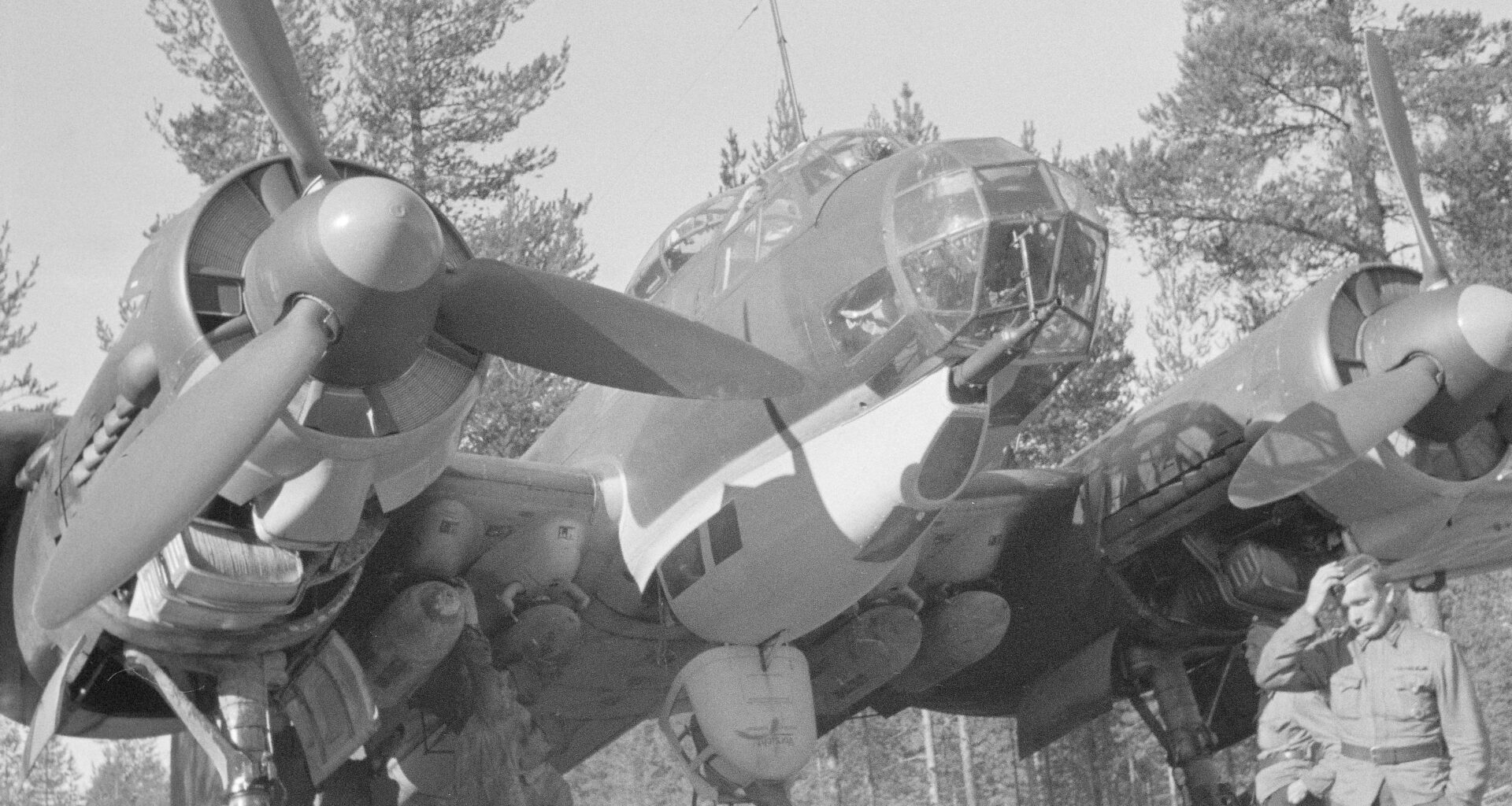 Finnish technicians servicing a Junkers Ju-88A bomber (1943)