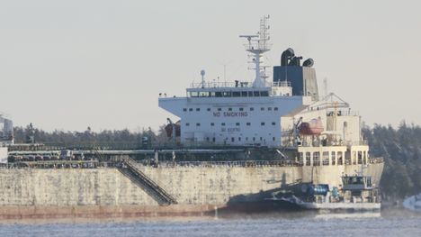 Intia on aiemmin ostanut Venäjän meriteitse kuljettamaa öljyä. Kuvassa Eagle S -öljytankkeri Porvoon edustalla helmikuussa.