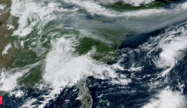 Canada swelters under extreme heat as wildfire smoke chokes skies, prompting nationwide health alert