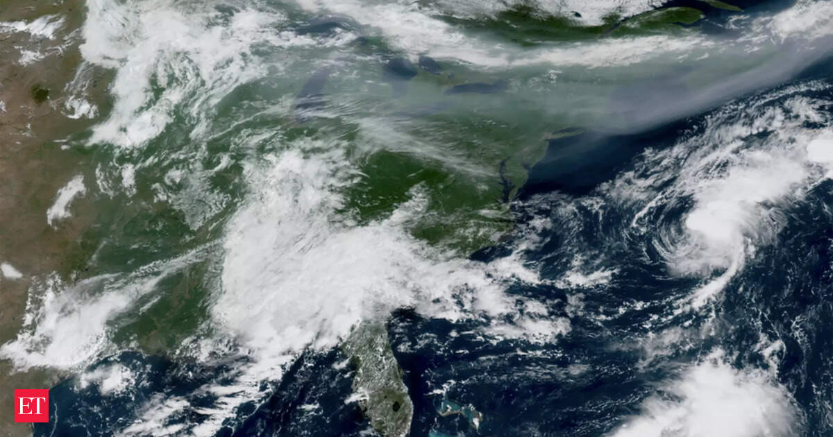Canada swelters under extreme heat as wildfire smoke chokes skies, prompting nationwide health alert
