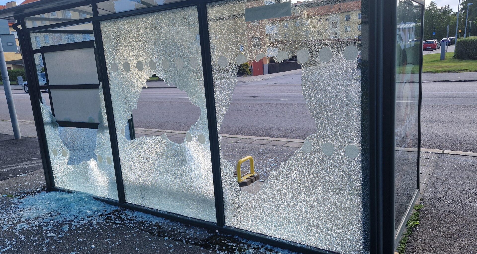 Fråga: Vad kostar det kommunen att städa o laga en busskur som är sönderslagen?