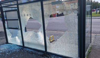 Fråga: Vad kostar det kommunen att städa o laga en busskur som är sönderslagen?