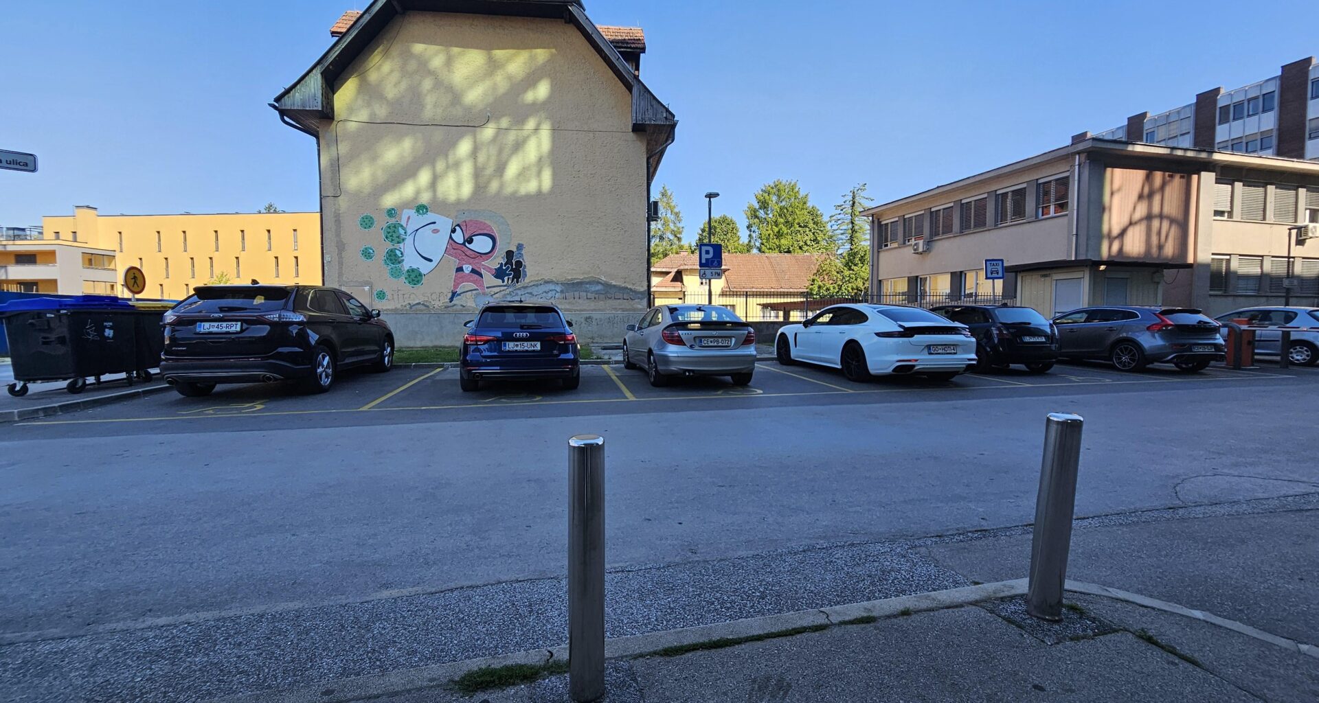 5 PM za invalide pred Pediatričo kliniko LJ zasedenih... seveda noben ni invalid...