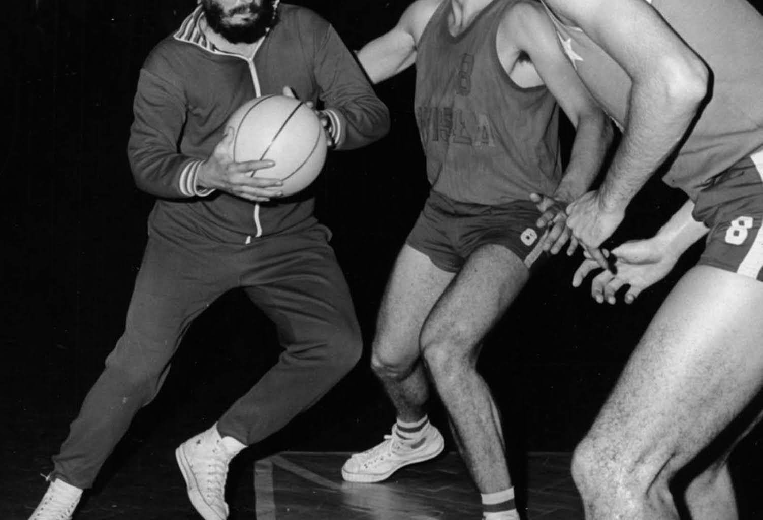 Who are the students that played basketball with Fidel Castro in Cracow in 1972?