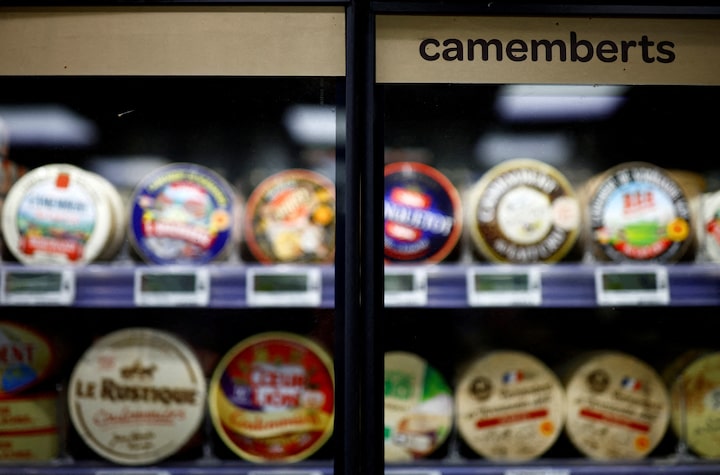 France recalls soft cheeses after two suspected listeriosis deaths