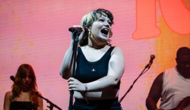 “Isto é de loucos, vou viver em Portugal”: Lola Young, uma estrela 'Messy', gente como a gente no Vodafone Paredes de Coura