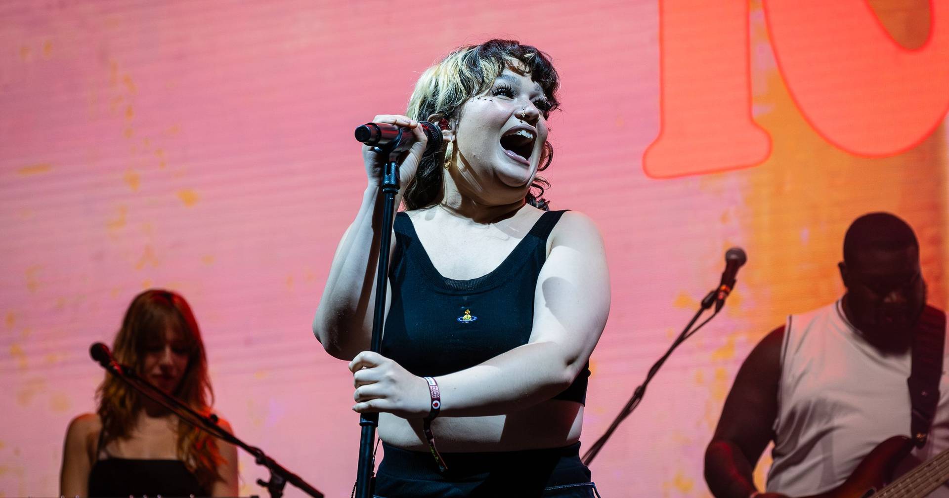 “Isto é de loucos, vou viver em Portugal”: Lola Young, uma estrela 'Messy', gente como a gente no Vodafone Paredes de Coura