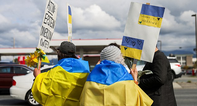 Demonstrators hold placards during a protest in solidarity with Ukraine, ahead of the meeting between U.S. President Donald Trump and Russian President Vladimir Putin, in Anchorage, Alaska, U.S., August 14, 2025.  REUTERS/Nathaniel Wilder