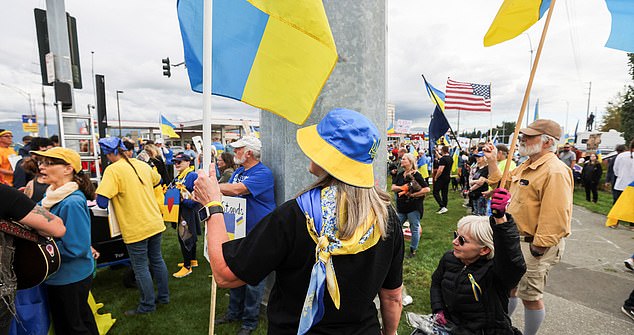 Demonstrators attend a protest in solidarity with Ukraine, ahead of the meeting between U.S. President Donald Trump and Russian President Vladimir Putin, in Anchorage, Alaska, U.S., August 14, 2025.  REUTERS/Nathaniel Wilder