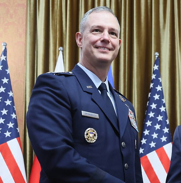 epa12260937 Polish Prime Minister Donald Tusk (R) shakes hands with Gen. Alexus Grynkewich (L), Supreme Allied Commander in Europe (SACEUR) and head of the US Armed Forces European Command (EUCOM), during a meeting at the Prime Minister's Office in Warsaw, Poland, 25 July 2025.  EPA/LESZEK SZYMANSKI POLAND OUT
