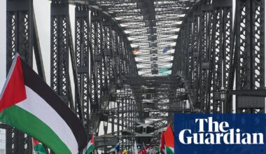 Sydney restaurant faces human rights complaint after temporarily denying entry to people wearing keffiyehs | New South Wales
