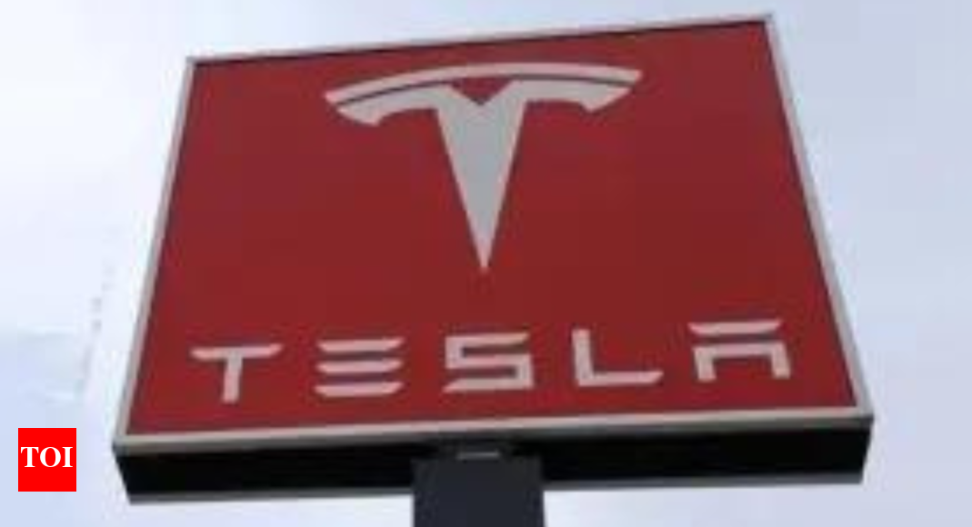 Tesla Senior VP sells 82% shares, CEO Elon Musk says ‘If they don’t….they will be…’