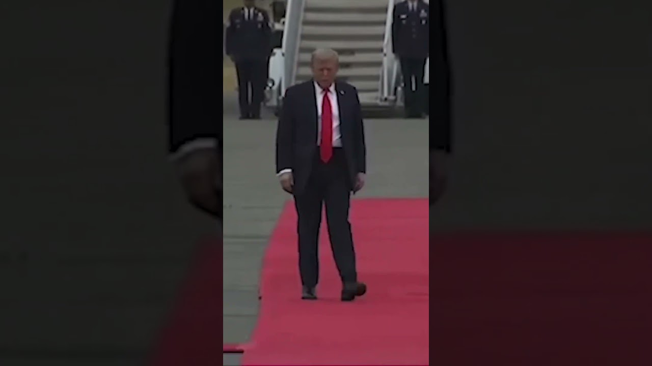 Trump struggles to walk straight when preparing to meet Putin