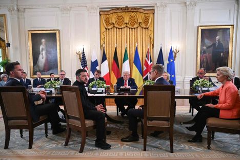 Stubb istui kokouspöydässä Zelenskyin vieressä, Trumpia vastapäätä.