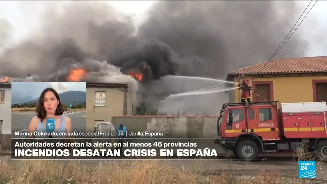 España: miles de personas son evacuadas mientras las llamas devastan casas y bosques • FRANCE 24