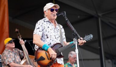 DeSantis awards posthumous medals to Jimmy Buffett, 4 other Floridians
