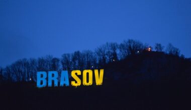 Literele de pe Tâmpa, iluminate în culorile drapelului Ucrainei