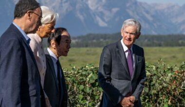 Powell’s Rate Cut Signal Reflects Economy’s Delicate Position