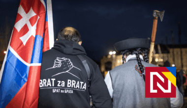 V Lučenci napadli advokáta hajlujúci členovia brat za brata: jeden z mestských policajtov sa zvítal podaním ruky s najagresívnejším z útočníkov. | Chýba mi tu už len slovenská vlajka..