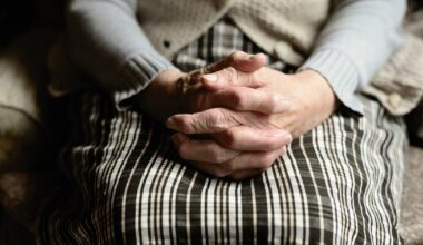 Cine nu se poate pensiona în România. Indemnizația socială se acordă doar pensionarilor