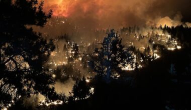 Thousands of homes under threat as Flat Fire grows with no containment in Central Oregon
