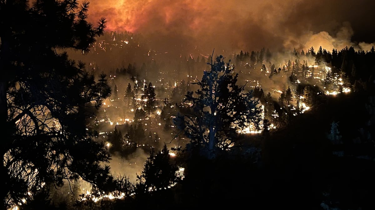 Thousands of homes under threat as Flat Fire grows with no containment in Central Oregon
