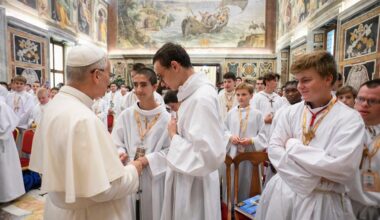 Pope: Altar servers help lead faithful into sacred Mystery of Mass