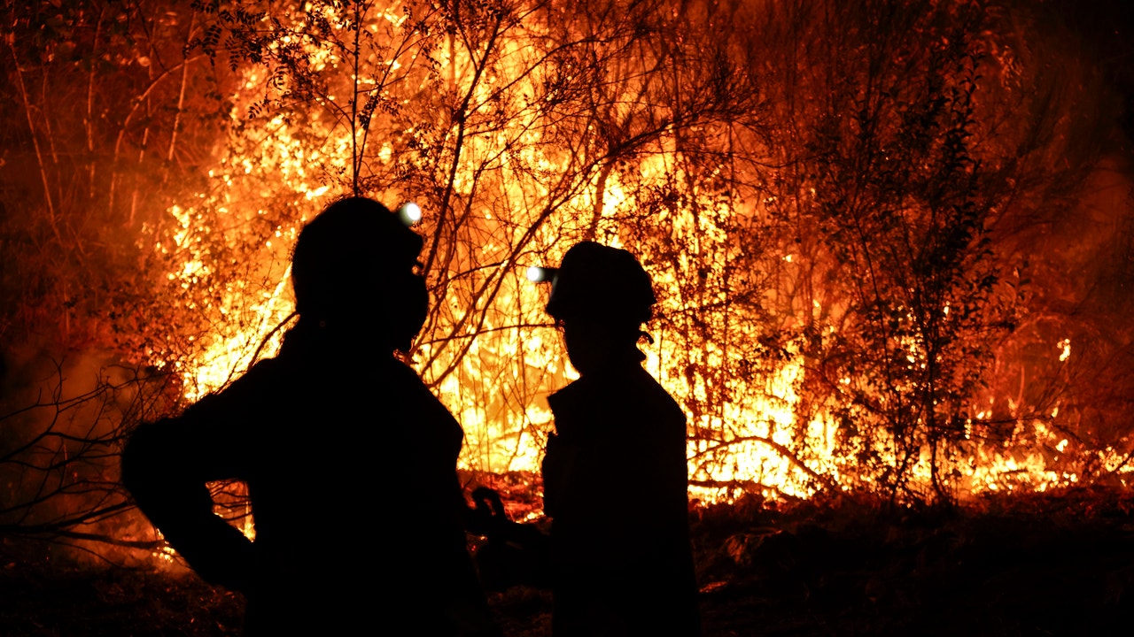 Los incendios se estabilizan en León, pero aún hay 13 pueblos desalojados en la provincia