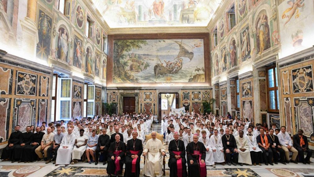 Audience du Pape Léon XIV aux servants de messe français, en salle Clémentine du Palais apostolique, le 25 août 2025. 