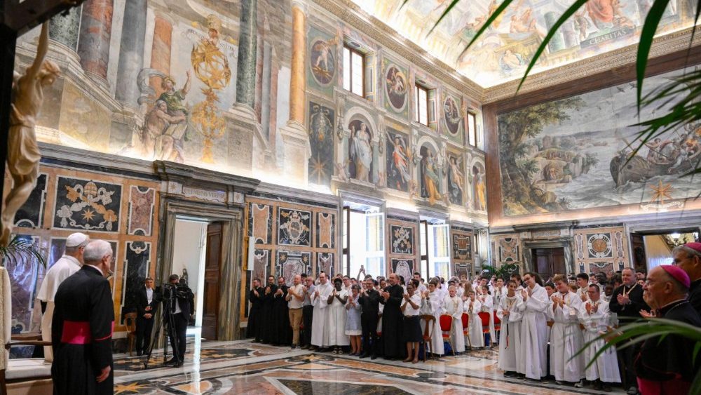 Audience du Pape Léon XIV aux servants de messe français, en salle Clémentine du Palais apostolique, le 25 août 2025. 