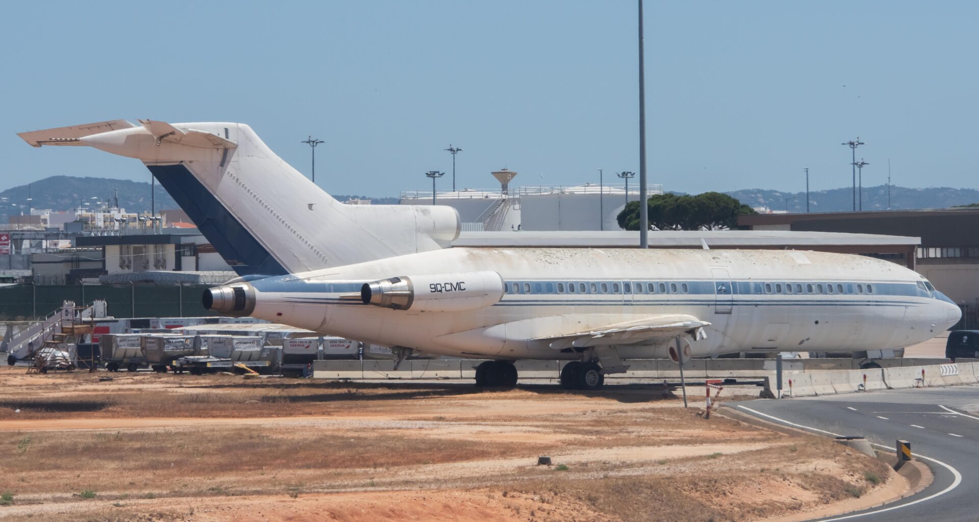 Hoje aprendi que, desde 2007, há um Boeing 727-100 retido no aeroporto de Faro a pedido do Tribunal Penal Internacional