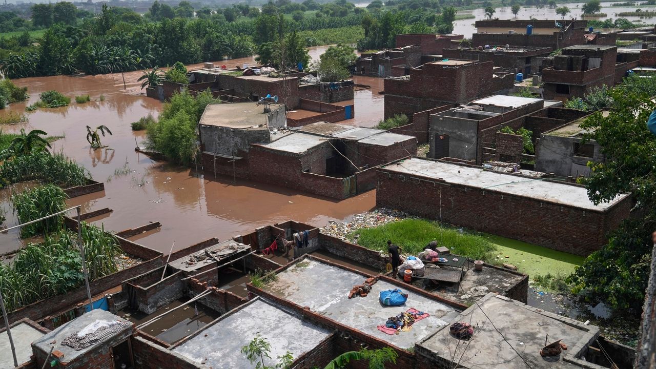 Floods affect 1.2 million, displace nearly 250,000 in eastern Pakistan