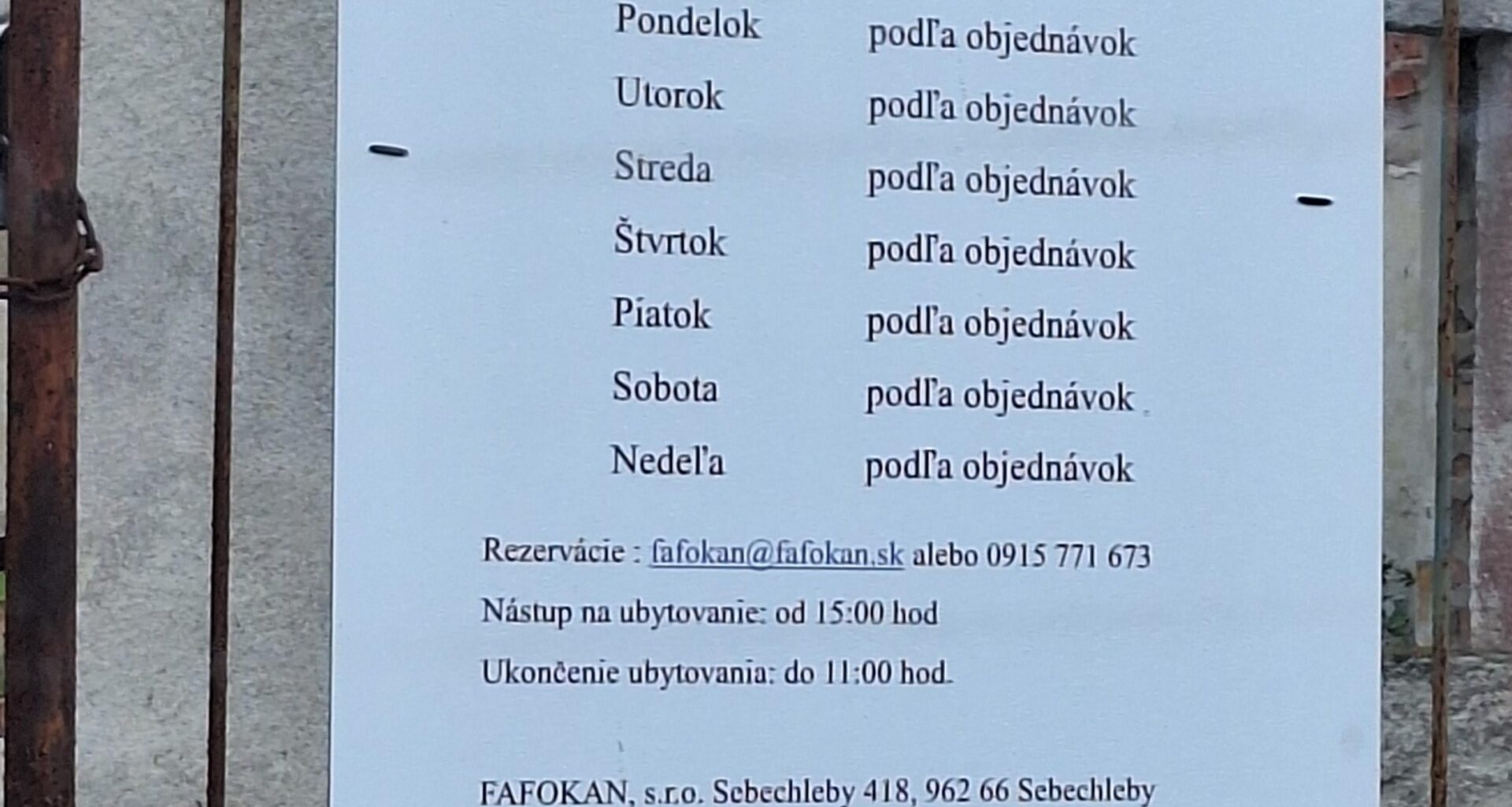 Ked sa chcete ubytovat vo fafokane, jedine tel. c., ku ktoremu sa dopratate je na tabuli v sebechleboch. Nech sa paci
