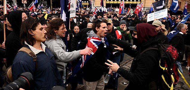 epa12338731 A scuffle breaks out as protestors gather outside Flinders Street Station during the March for Australia anti-immigration rally in Melbourne, Sunday, August 31, 2025.  EPA/JOEL CARRETT  AUSTRALIA AND NEW ZEALAND OUT