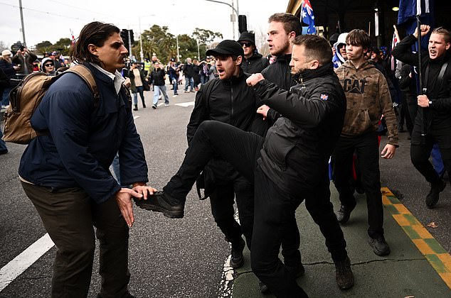 epa12338729 A scuffle breaks out as protestors gather outside Flinders Street Station during the March for Australia anti-immigration rally in Melbourne, Sunday, August 31, 2025.  EPA/JOEL CARRETT  AUSTRALIA AND NEW ZEALAND OUT