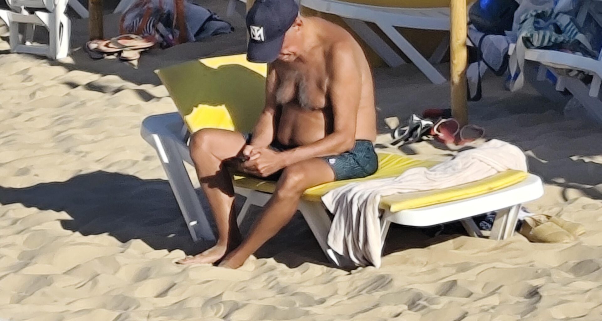 Presidente of Portugal Marcelo, today at the beach, alone by himself, with no security, this is how safe Portugal is