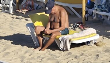 Presidente of Portugal Marcelo, today at the beach, alone by himself, with no security, this is how safe Portugal is